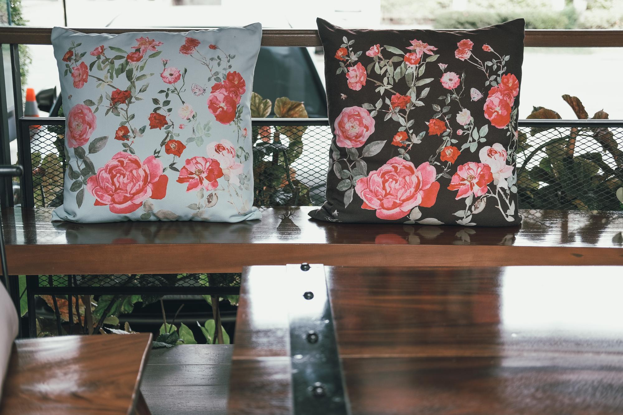 Produktauslage: bestickte Kissen in einem Schaufenster